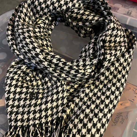 NWOT CHAPS SCARF - Picture 3 of 7
